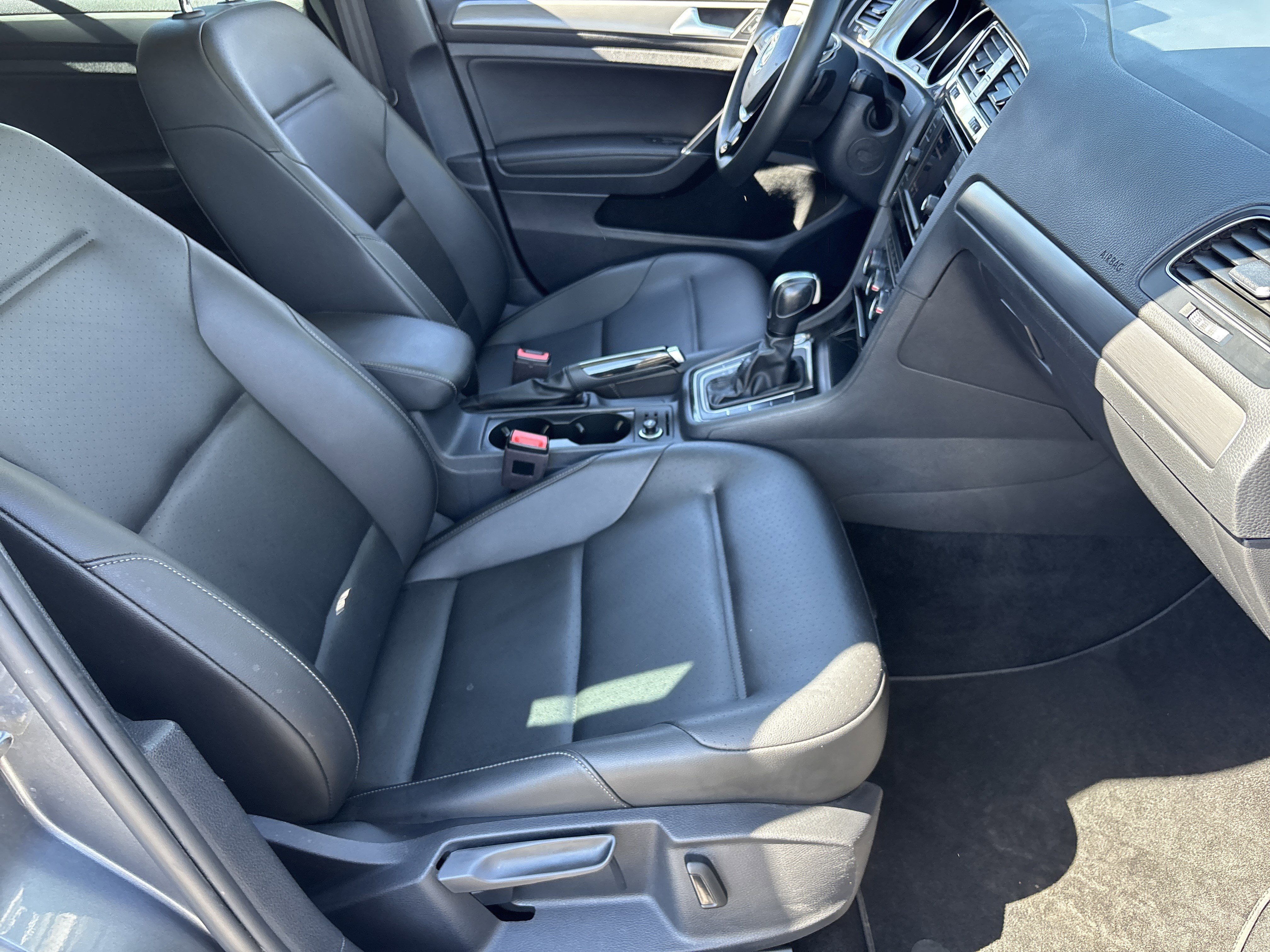 Used 2021 Volkswagen Golf 4-Door image 10