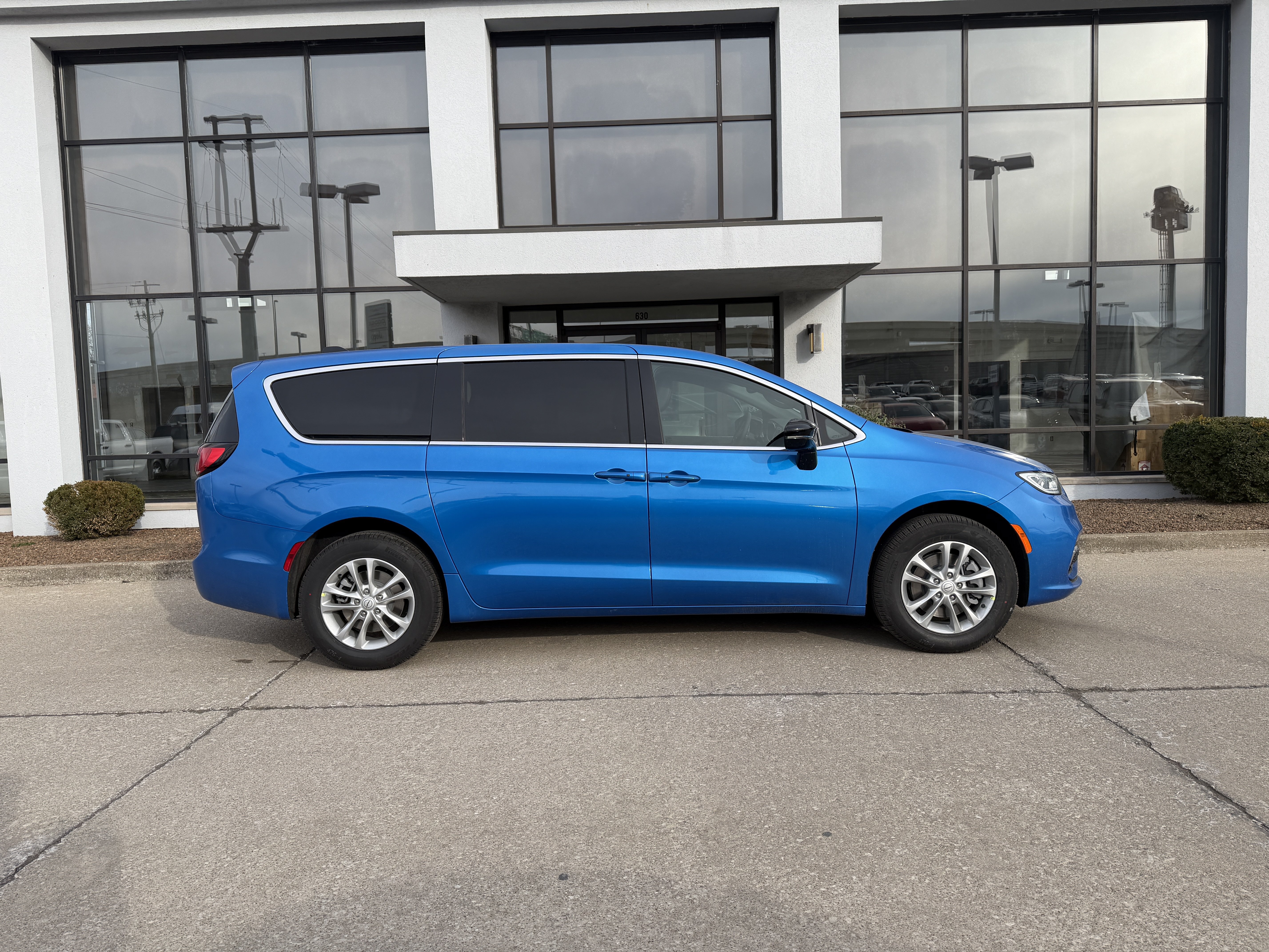 New 2026 Chrysler Pacifica Select AWD/4WD image 3