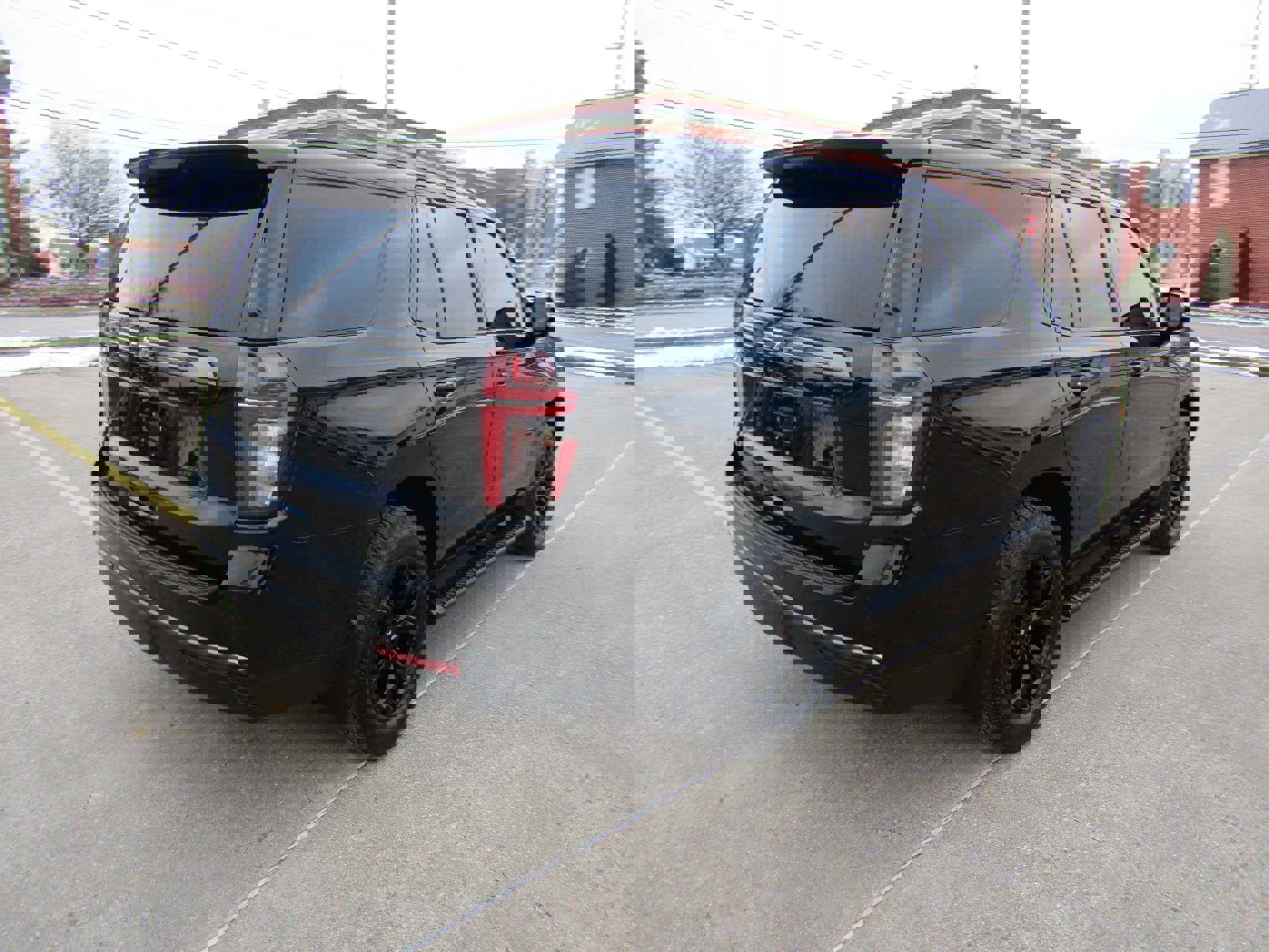 Used 2022 Chevrolet Tahoe Z71 w/ Luxury Package AWD/4WD image 3