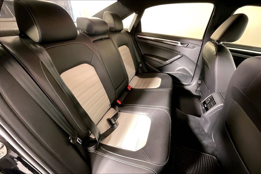 Used 2018 Volkswagen Passat 3.6 image 38