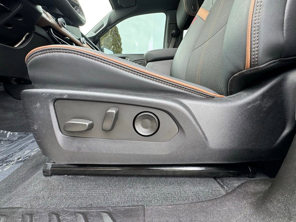 Used 2024 GMC Canyon AT4 w/ Technology Package image 16