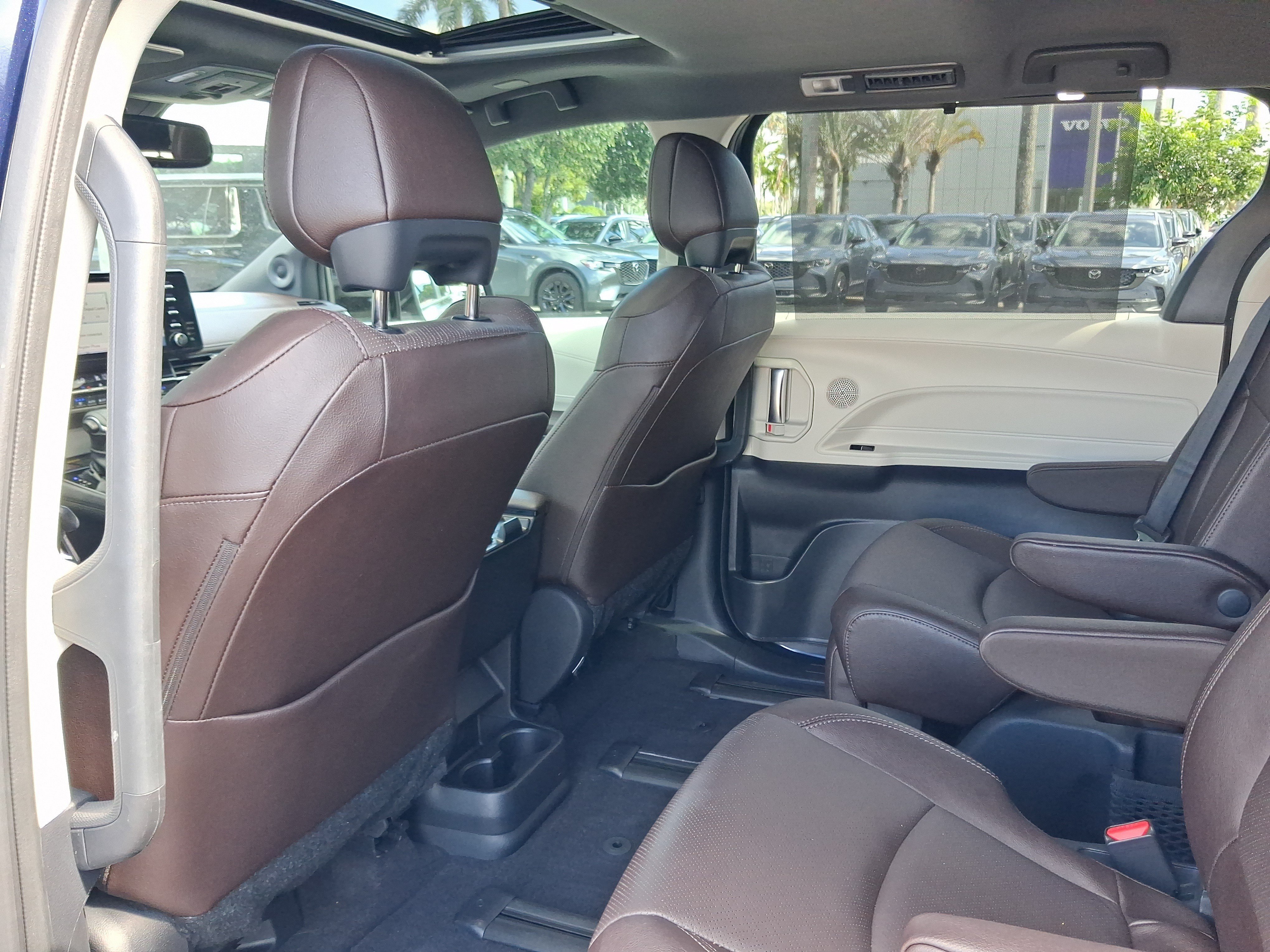 Used 2024 Toyota Sienna Platinum FWD image 7