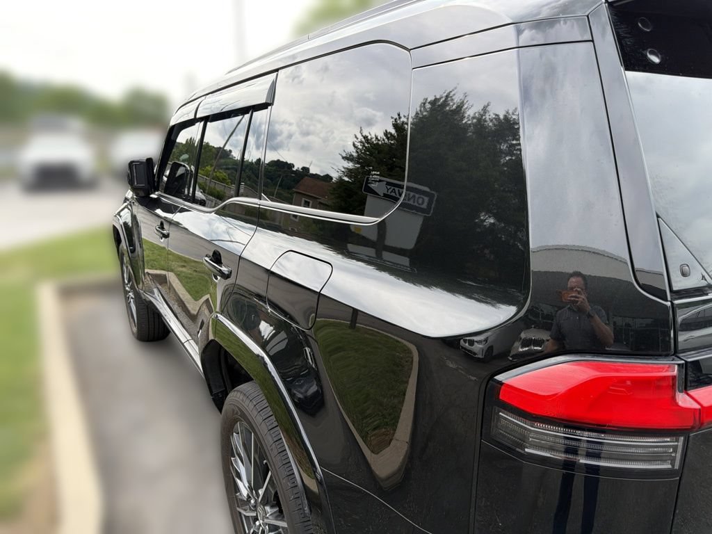 Used 2025 Lexus GX 550 w/ Cold Area Package AWD/4WD image 10