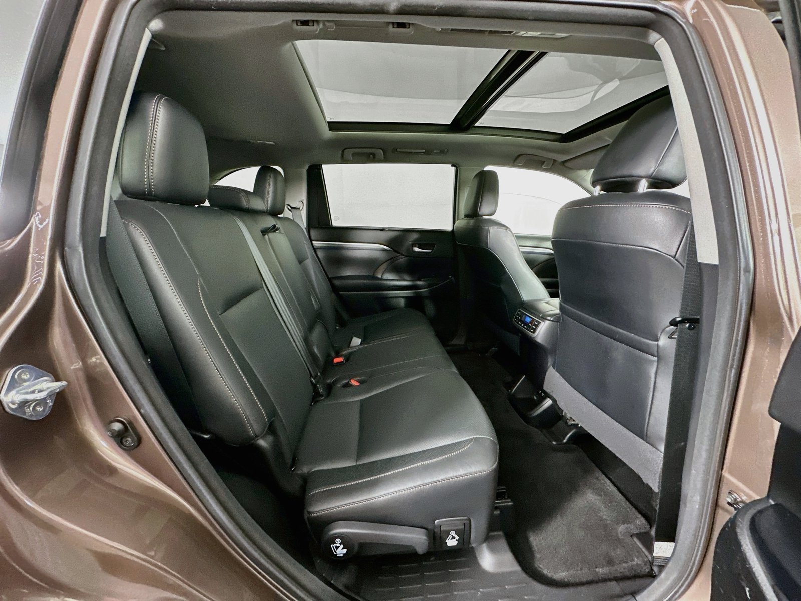 Used 2017 Toyota Highlander Limited Platinum FWD image 30