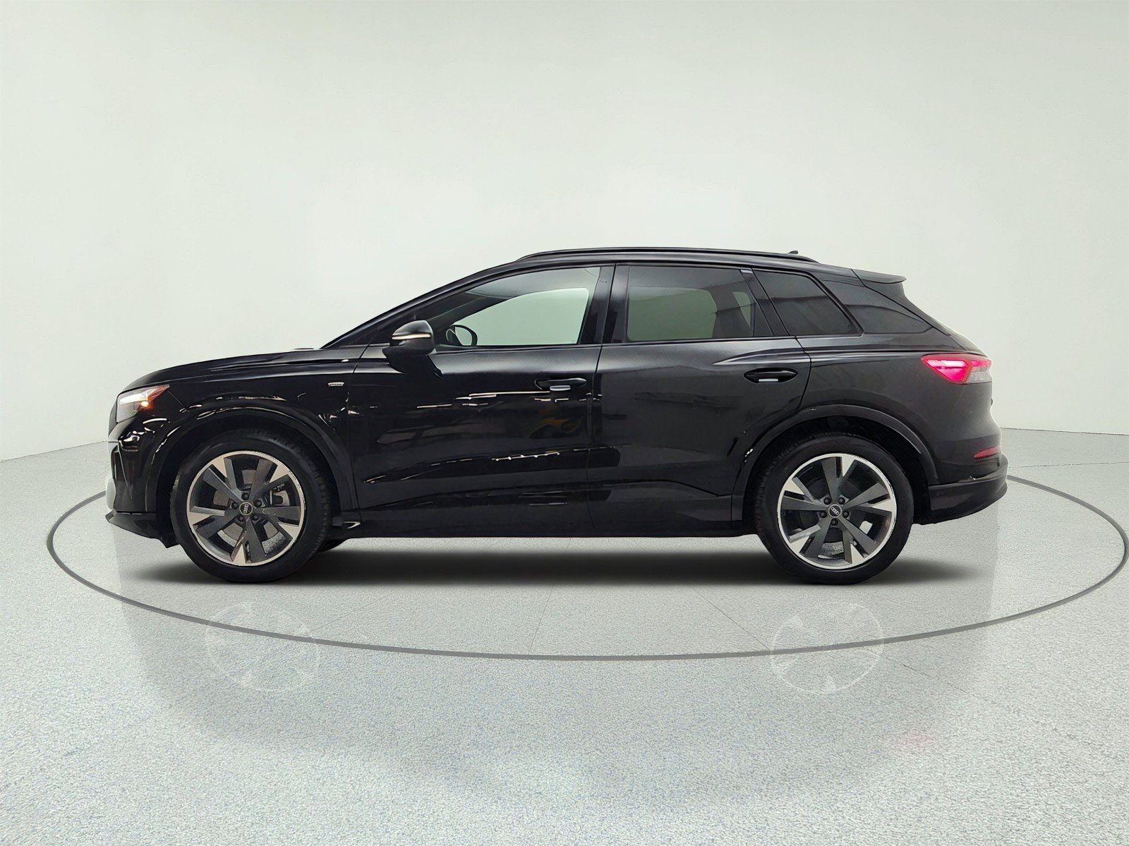 Used 2024 Audi Q4 e-tron Premium Plus AWD/4WD image 8