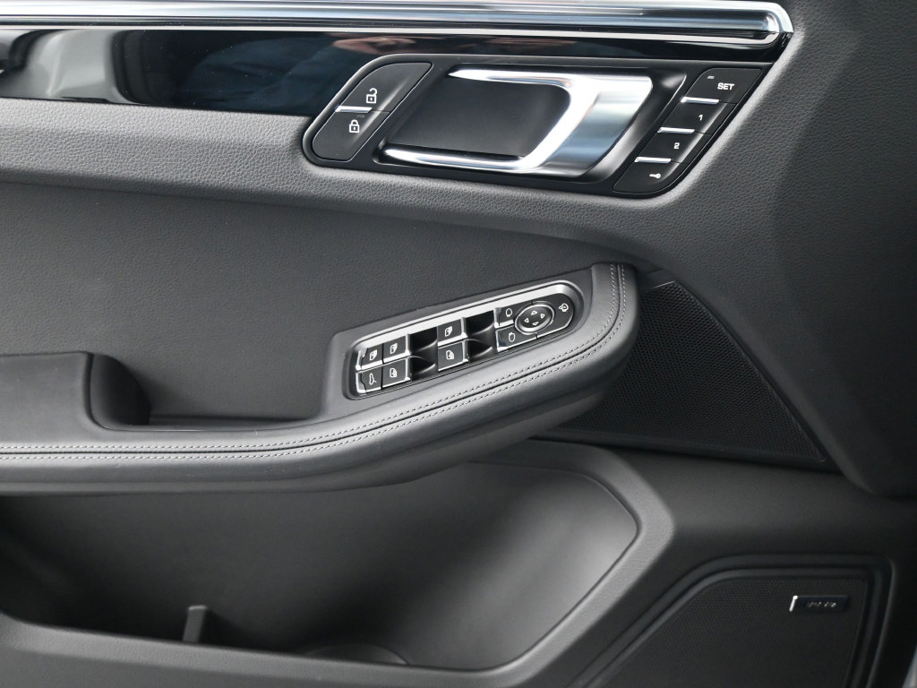 Certified 2026 Porsche Macan AWD/4WD image 13