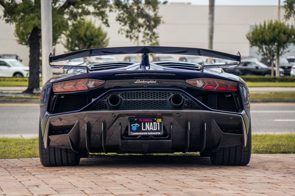 Used 2019 Lamborghini Aventador SVJ AWD/4WD image 4