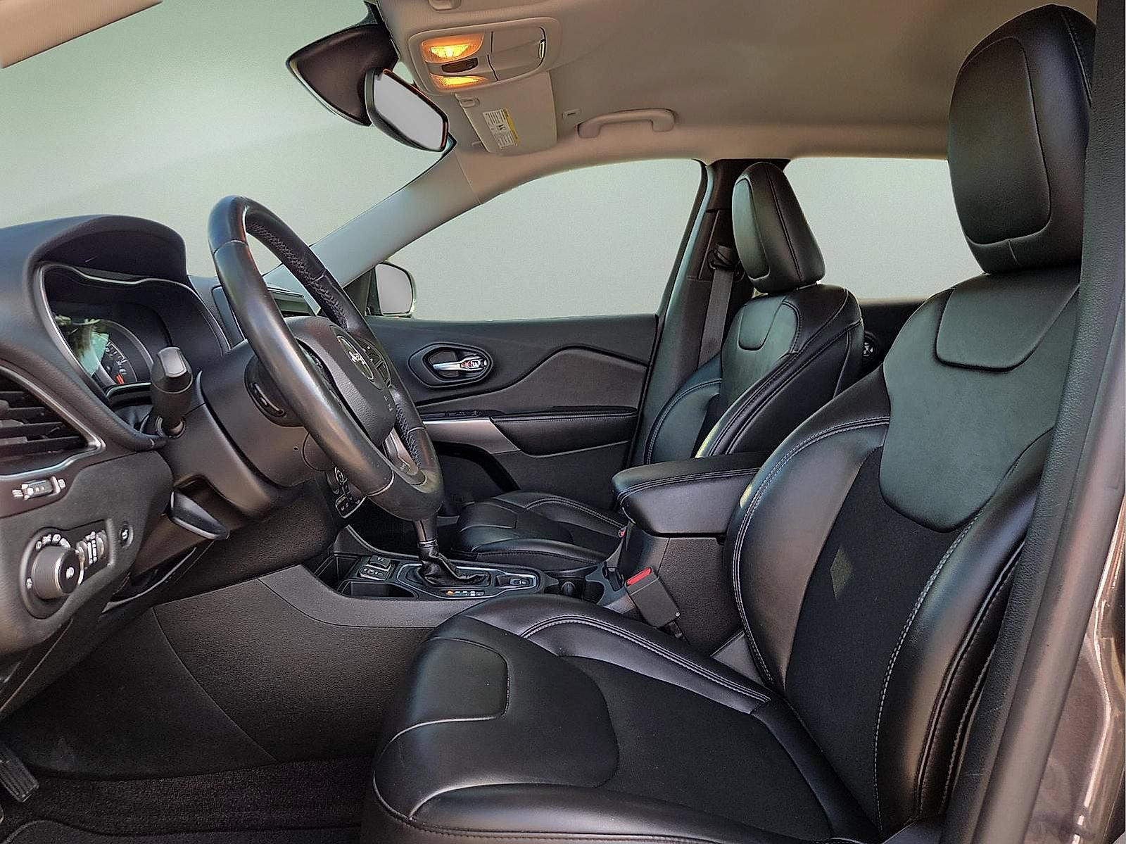 Used 2019 Jeep Cherokee Latitude Plus w/ Comfort/Convenience Group FWD image 14