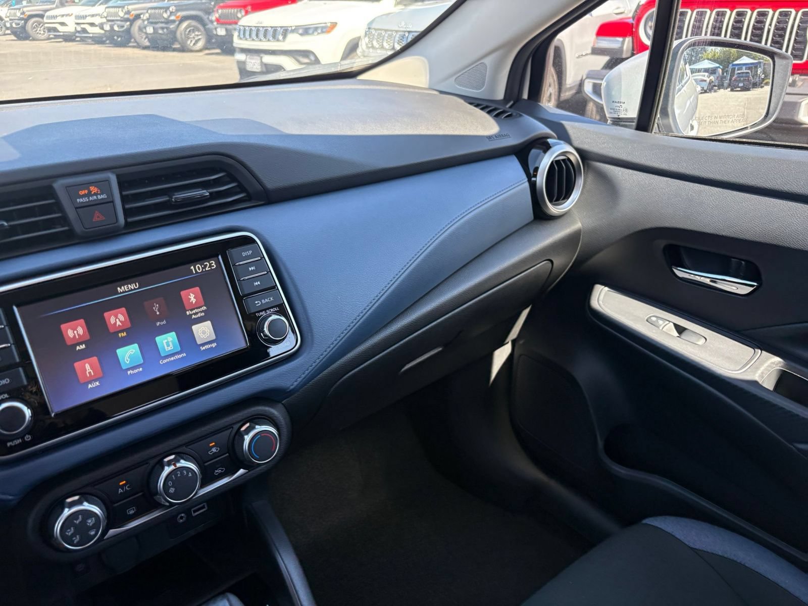 Used 2025 Nissan Versa SV FWD image 33