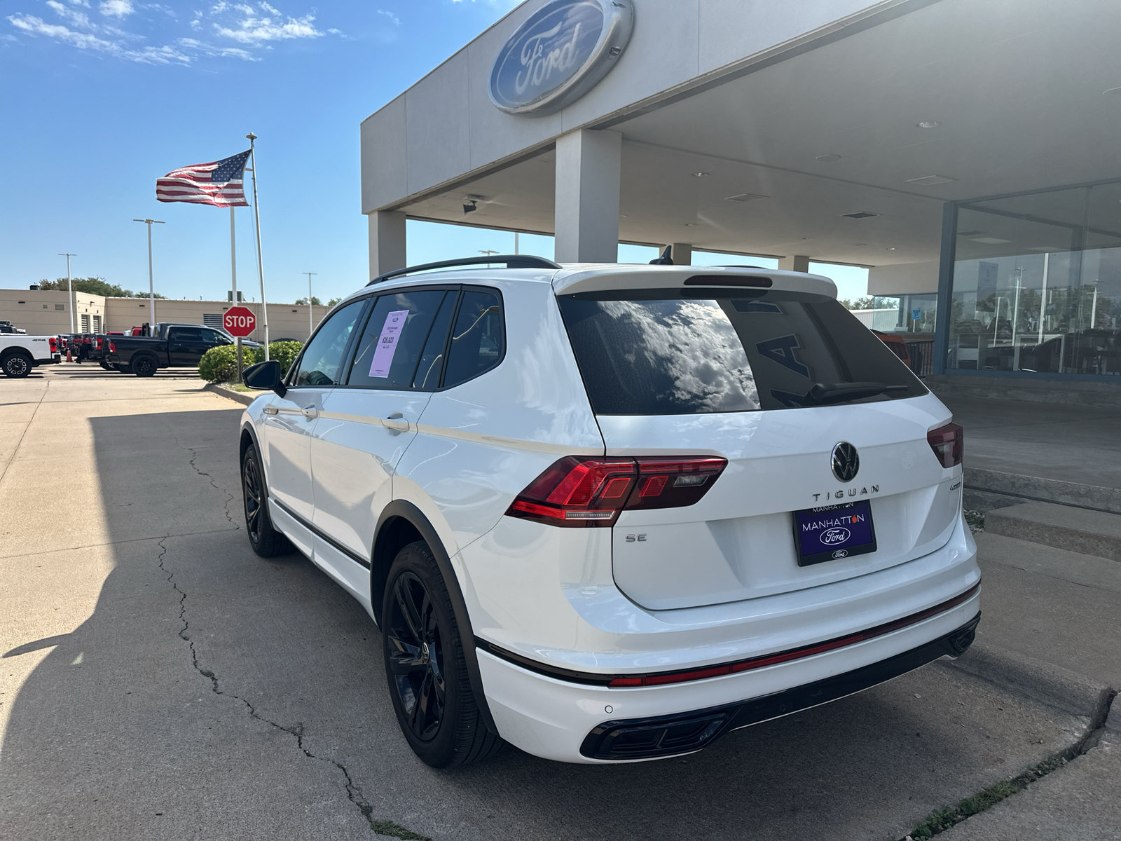 Used 2024 Volkswagen Tiguan SE R-Line AWD/4WD image 10