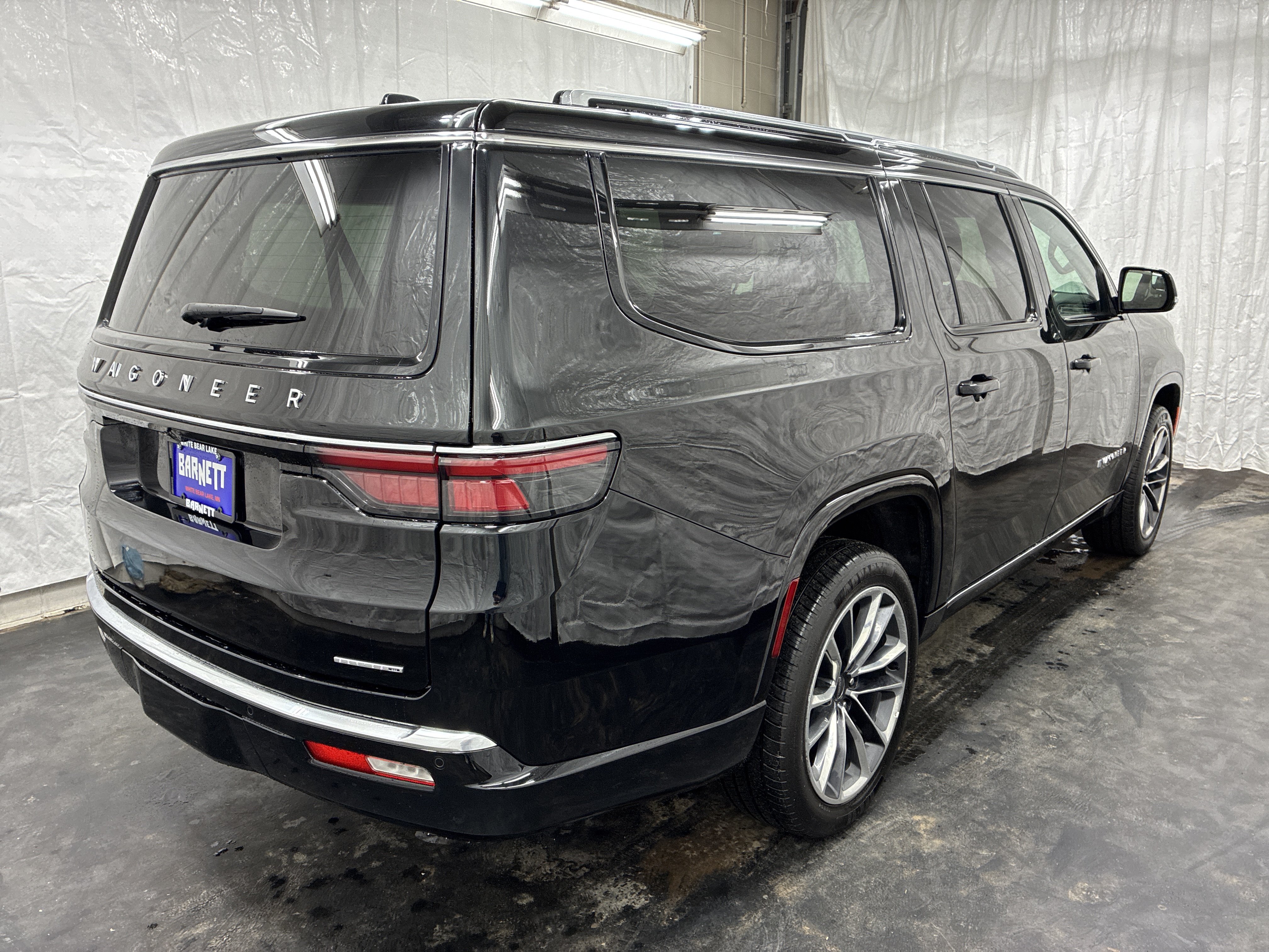 Certified 2024 Jeep Wagoneer L Series III w/ Premium Group I AWD/4WD image 4