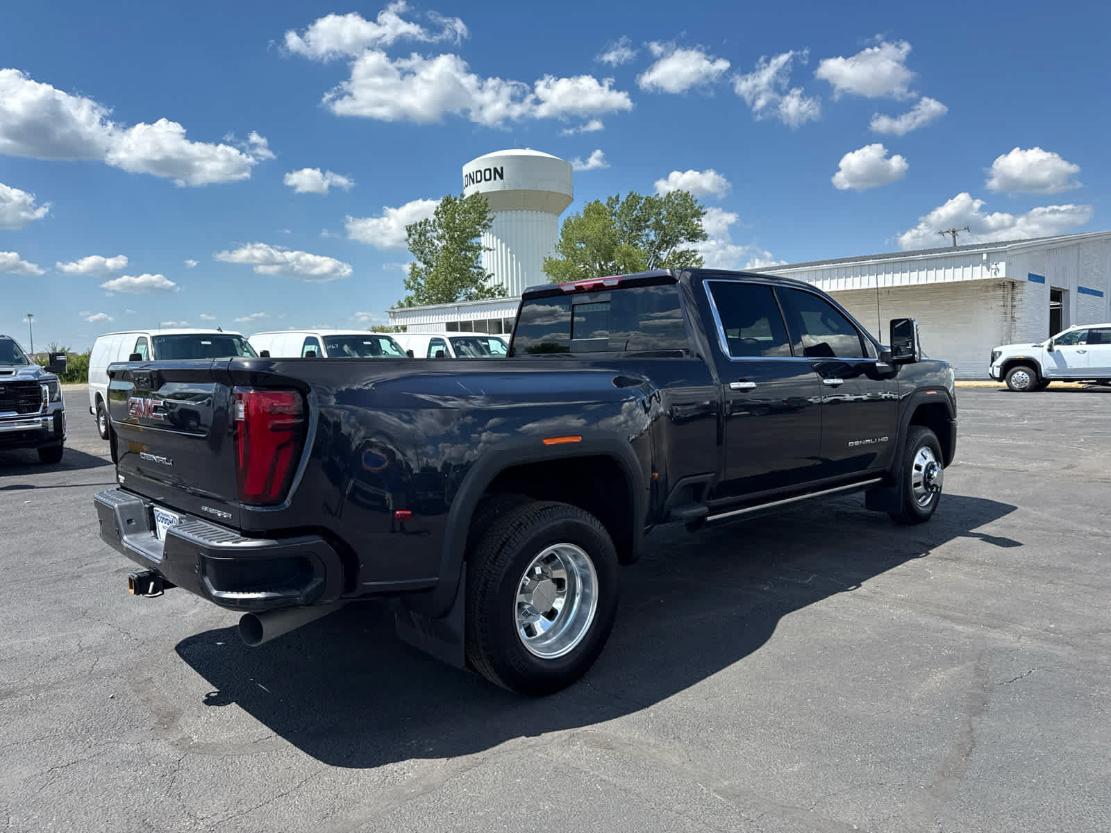 Certified 2026 GMC Sierra 3500 Denali w/ Denali Reserve Package AWD/4WD image 5