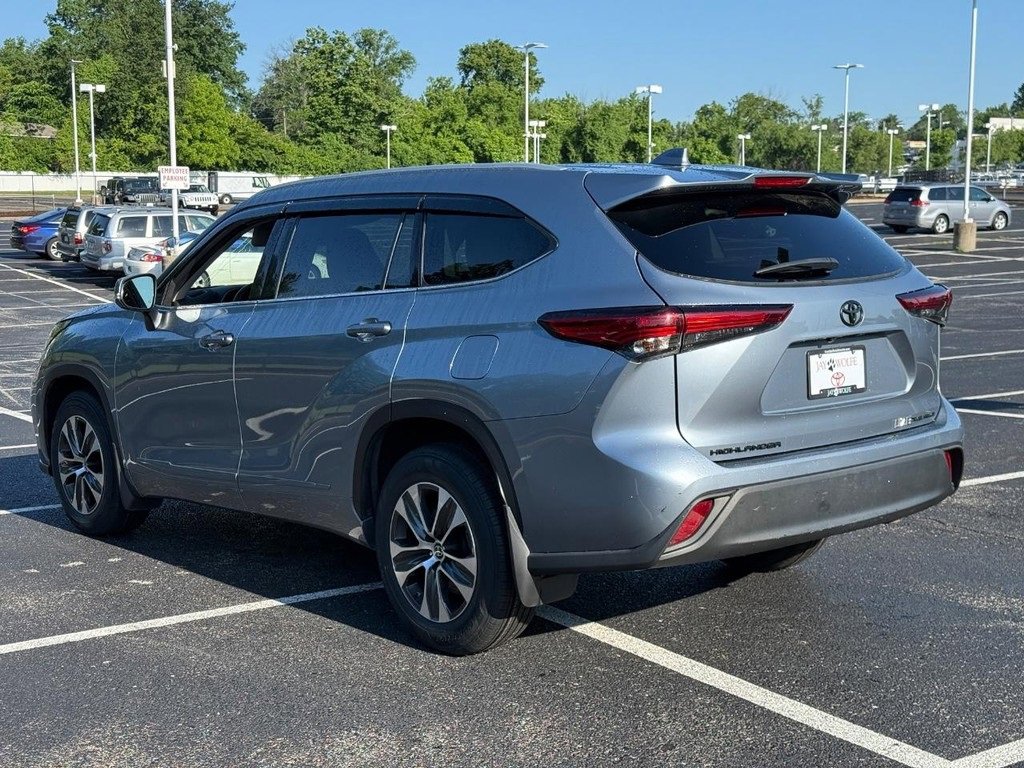 Certified 2022 Toyota Highlander XLE image 10