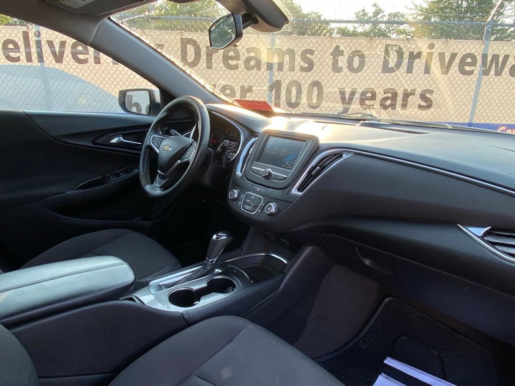 Used 2017 Chevrolet Malibu LT FWD image 15