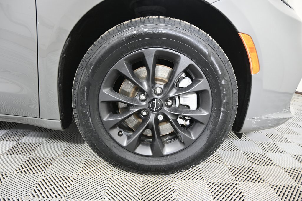 Used 2022 Chrysler Pacifica Touring-L w/ S Appearance Package image 11