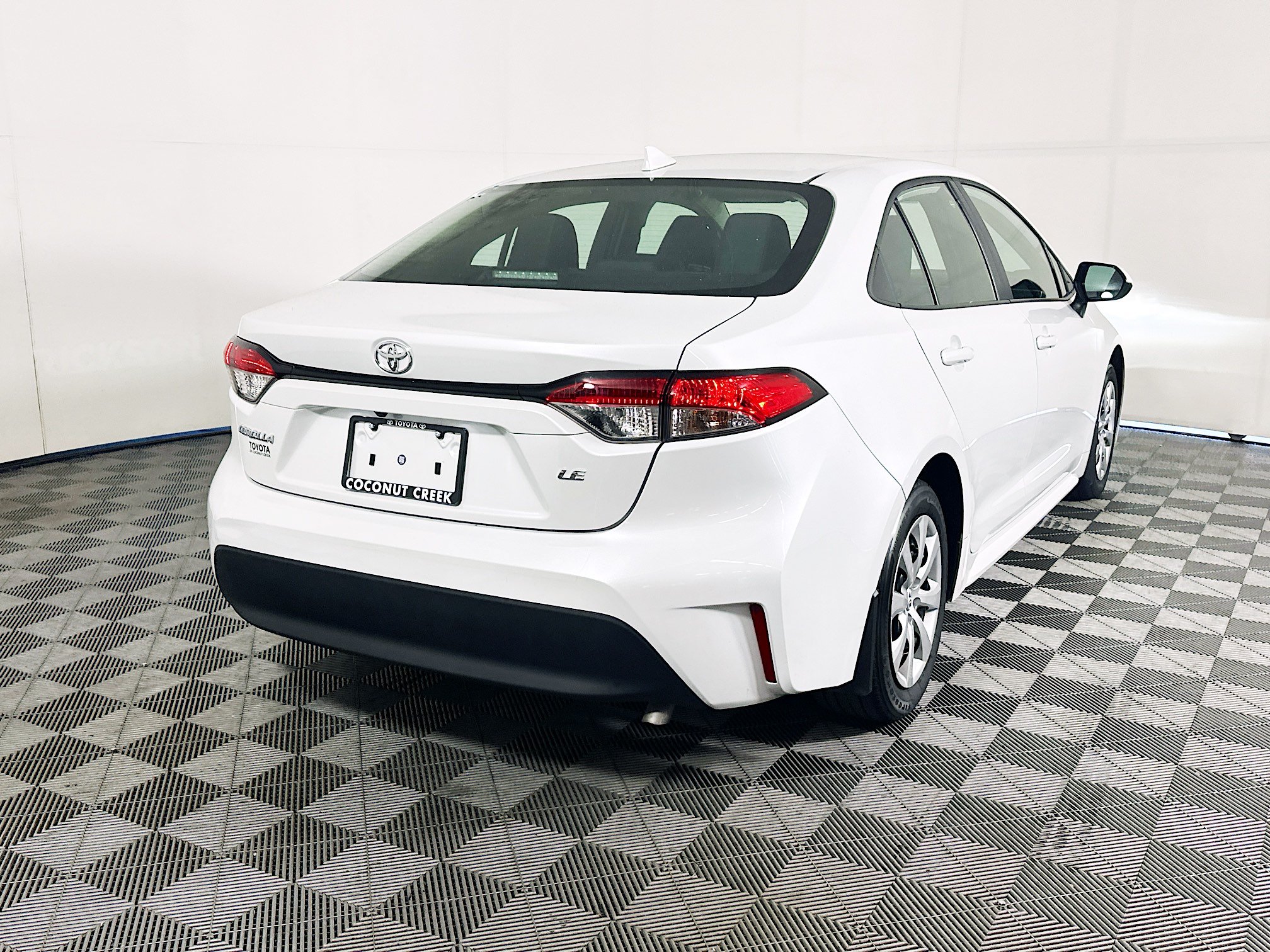 Used 2025 Toyota Corolla LE FWD image 3