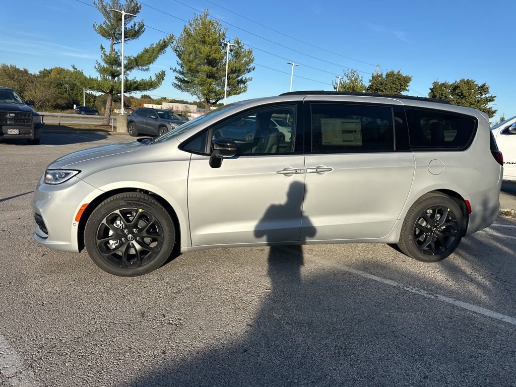 New 2026 Chrysler Pacifica Select FWD image 17