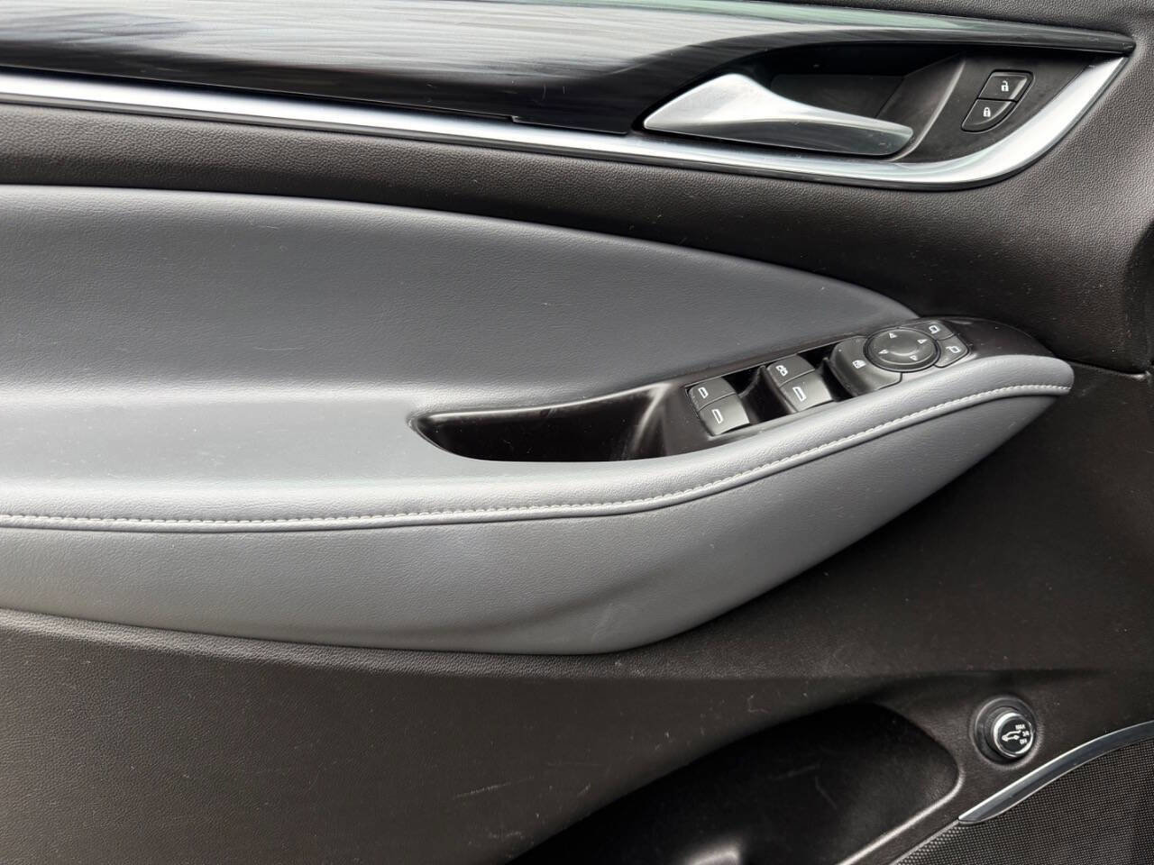 Used 2020 Buick Enclave Essence image 22