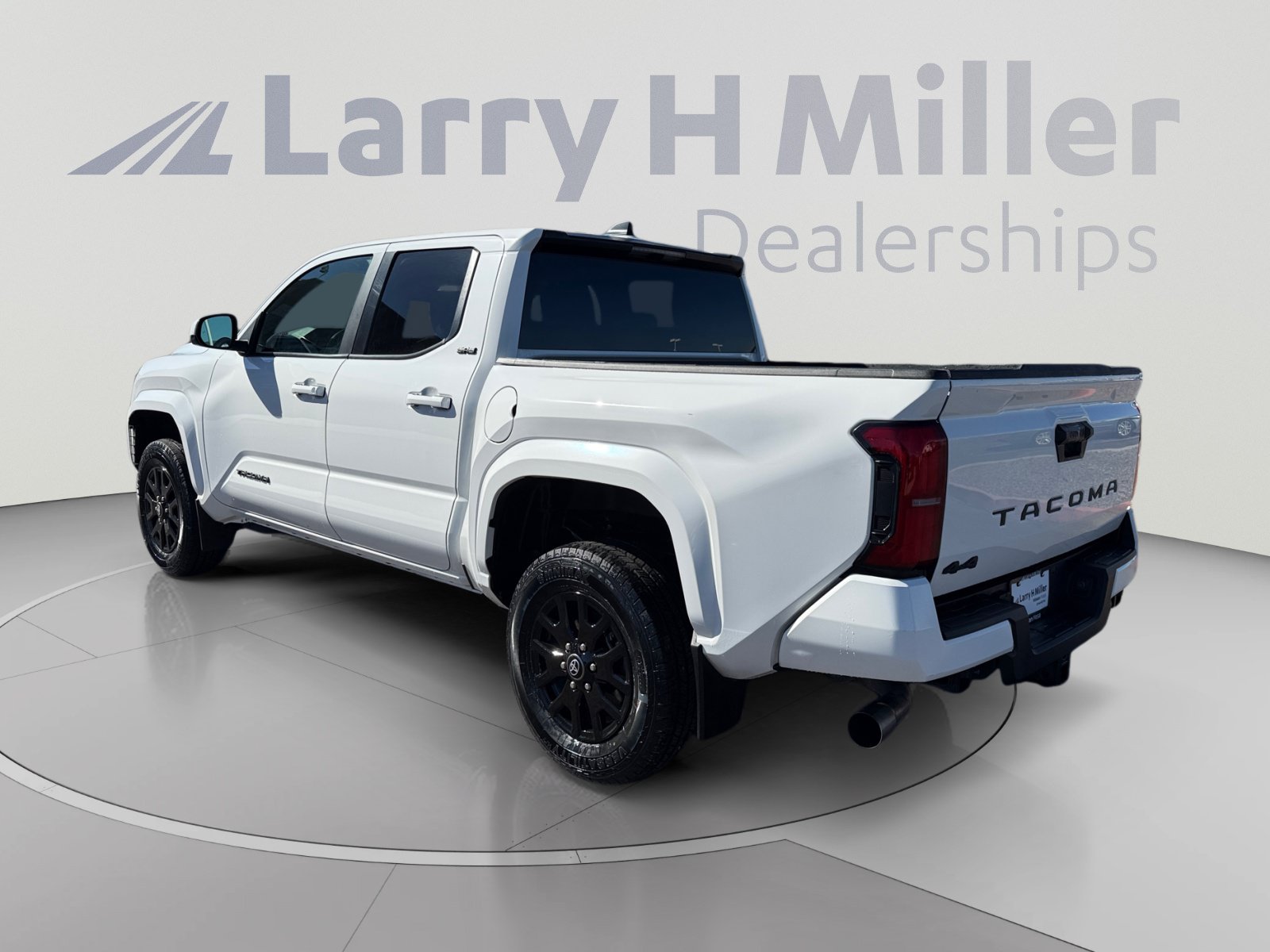 Used 2024 Toyota Tacoma SR5 AWD/4WD image 3