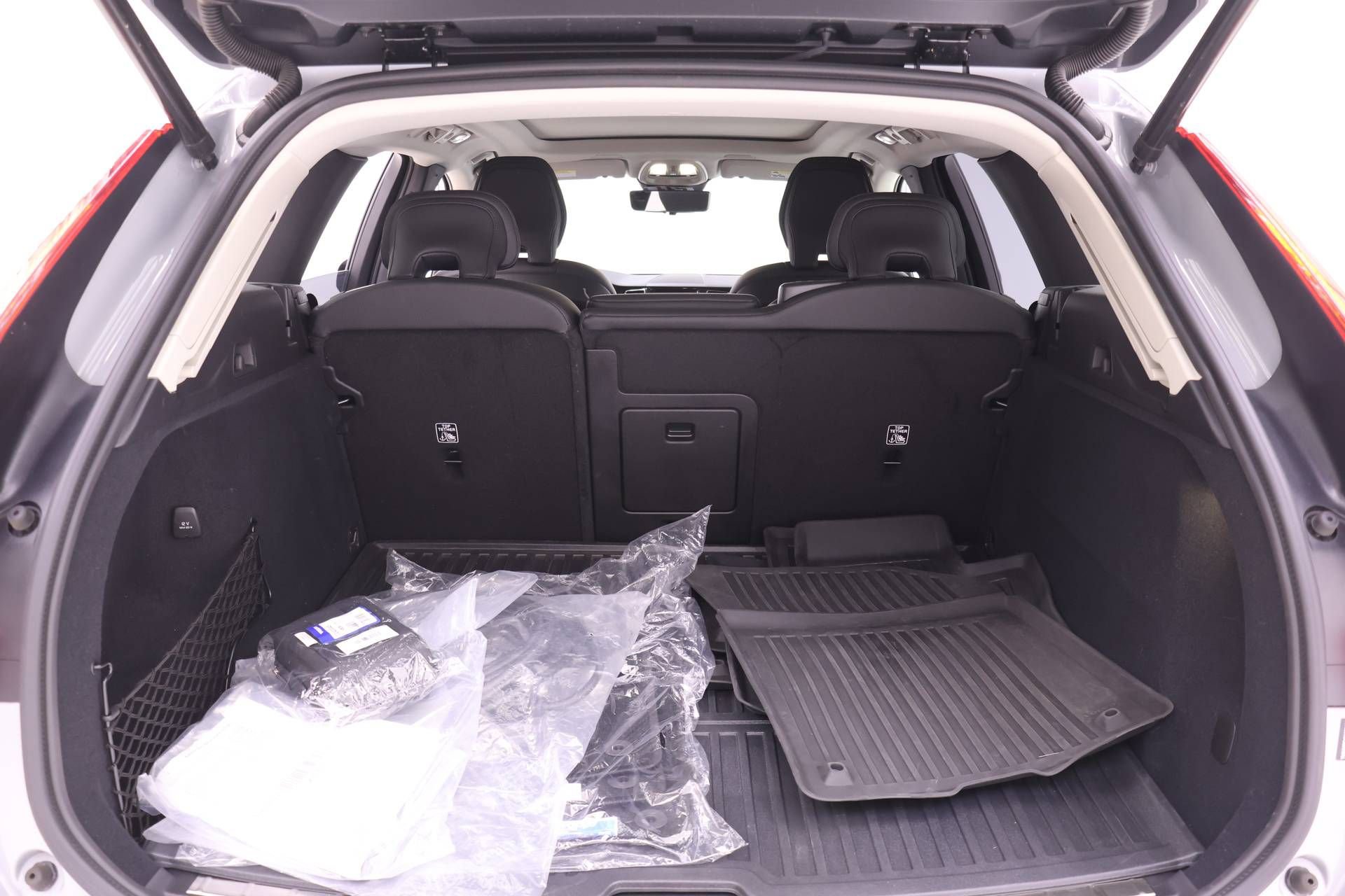 Certified 2025 Volvo XC60 T8 Plus image 10