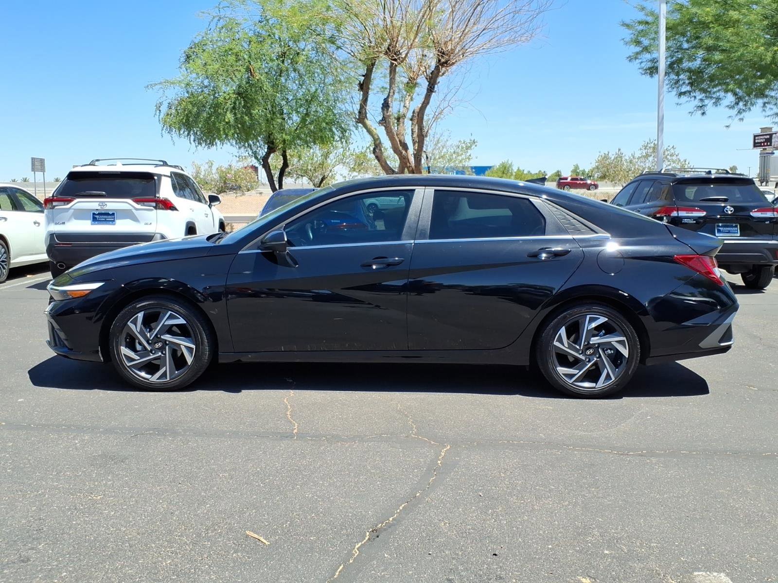 Certified 2025 Hyundai Elantra Limited FWD image 2