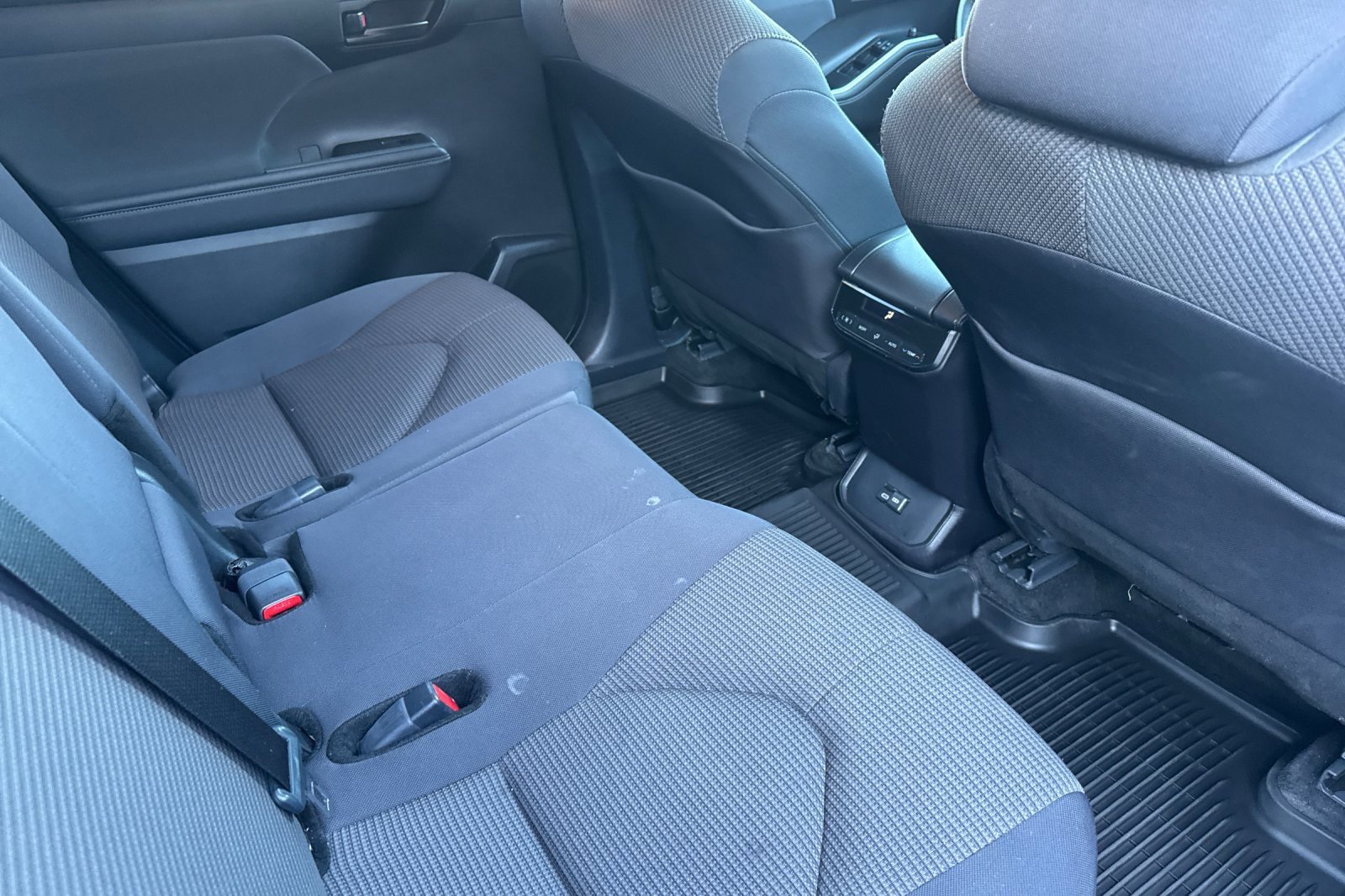 Used 2025 Toyota Highlander LE image 18