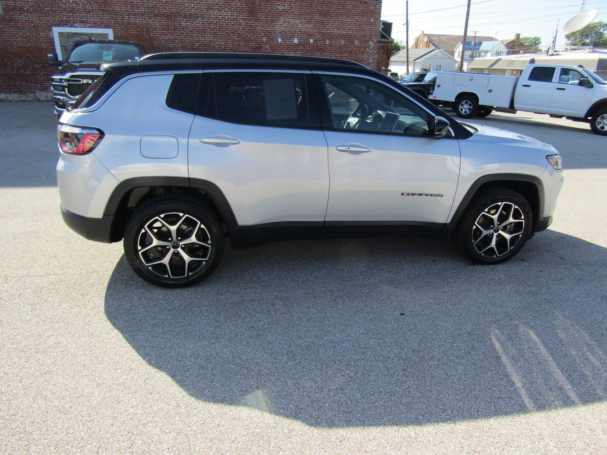 Used 2025 Jeep Compass Limited AWD/4WD image 2