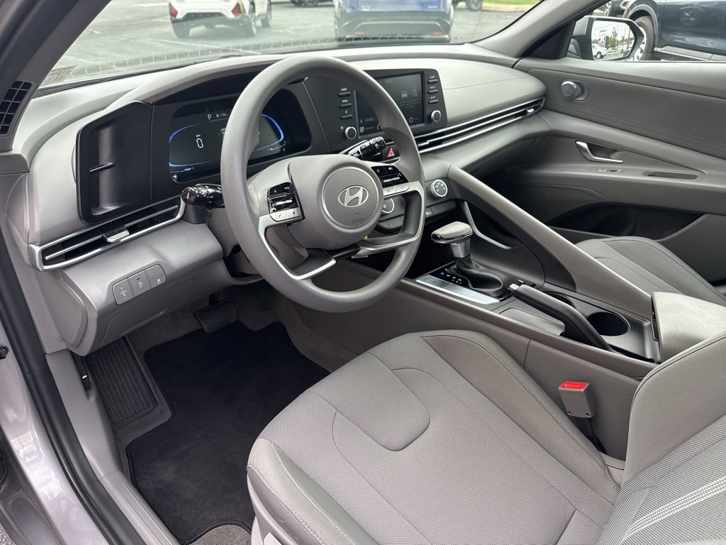 Used 2025 Hyundai Elantra SE w/ Cargo Package image 9