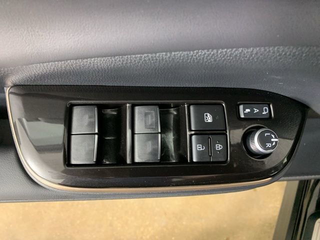 Used 2025 Toyota Crown Signia AWD/4WD image 18