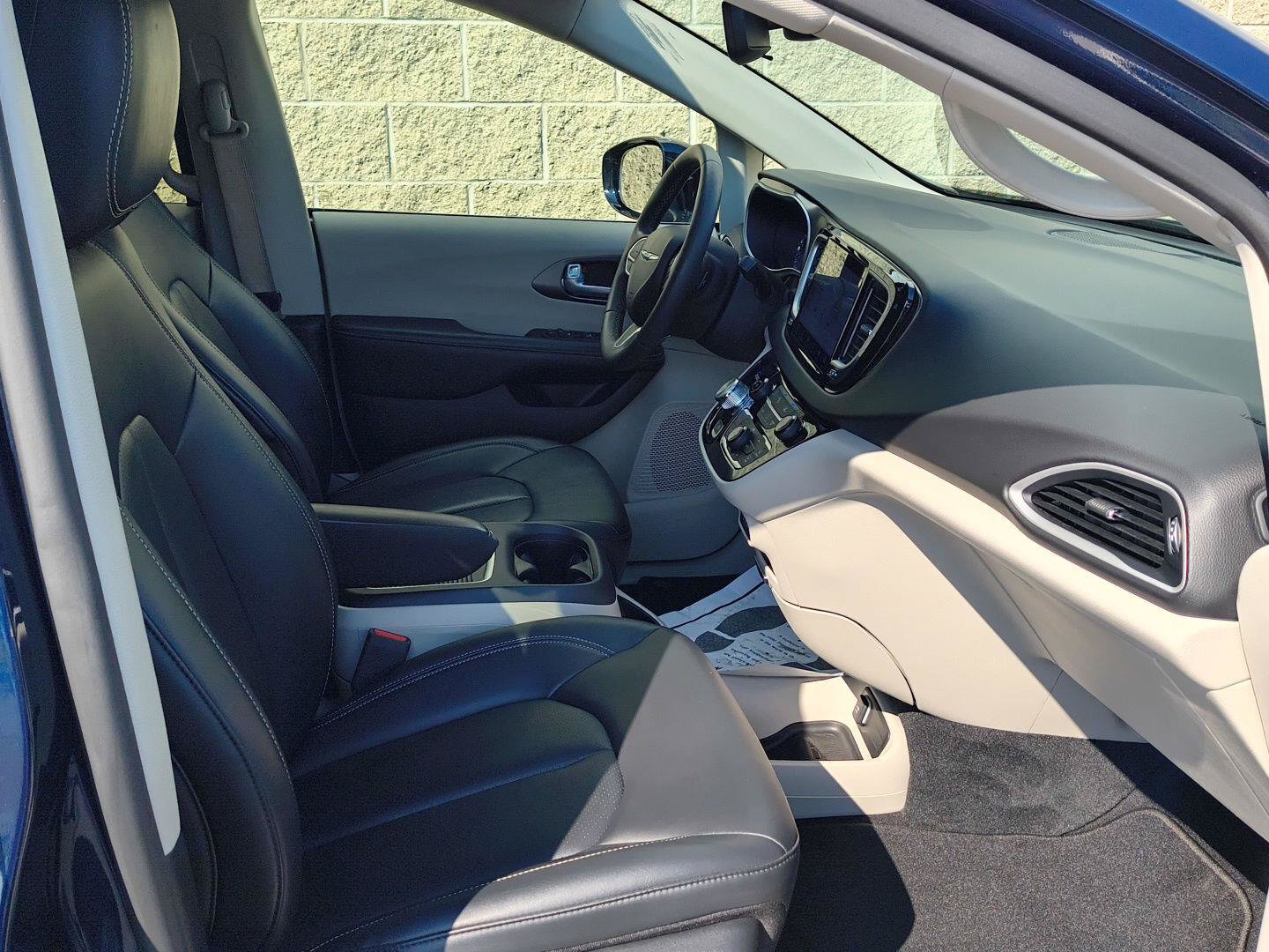 Used 2024 Chrysler Pacifica Touring-L FWD image 17