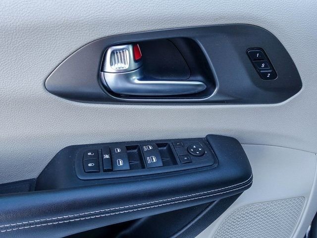 Used 2023 Chrysler Pacifica Touring-L image 29