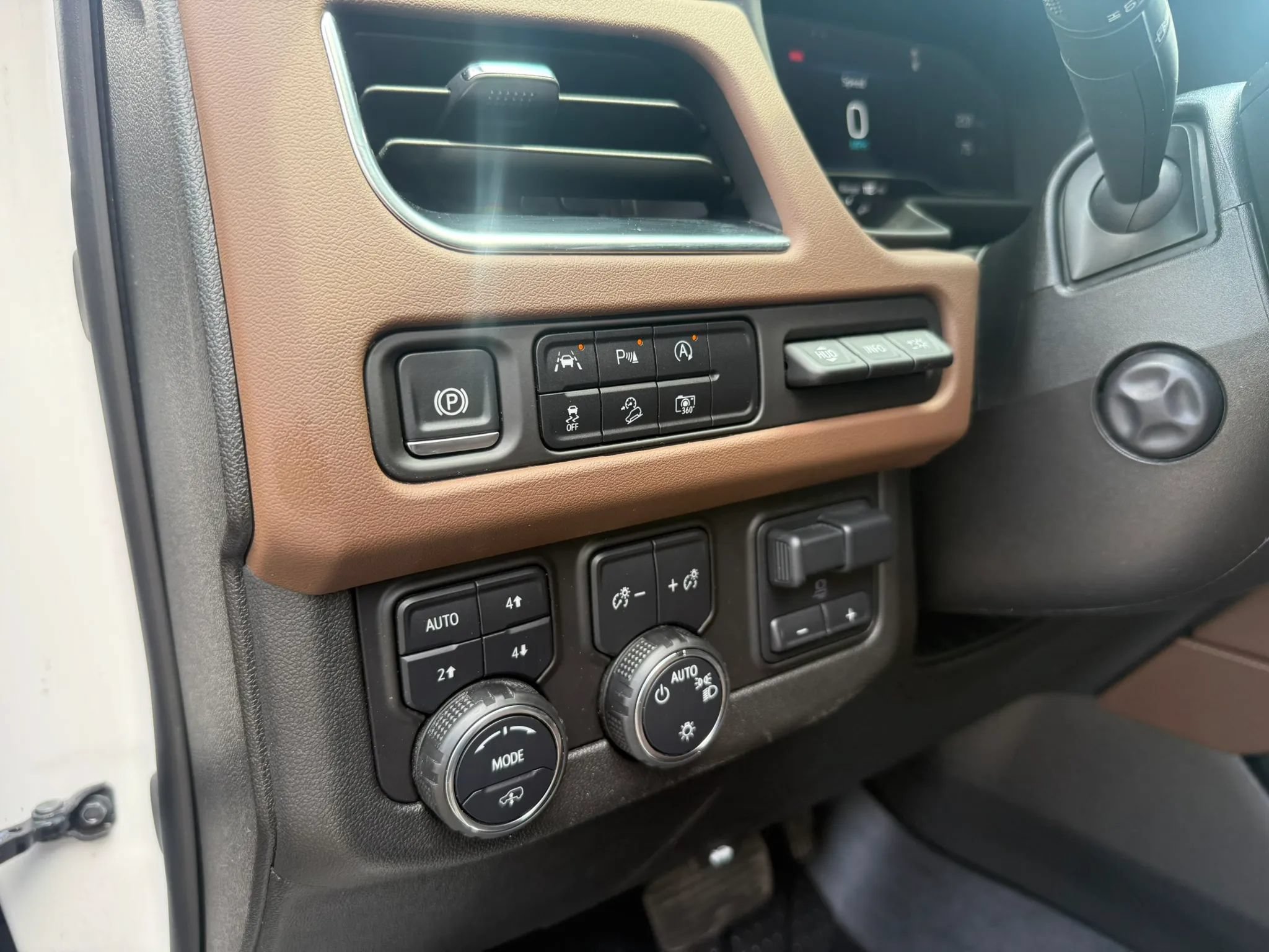 Used 2024 Chevrolet Tahoe High Country w/ Advanced Technology Package AWD/4WD image 18