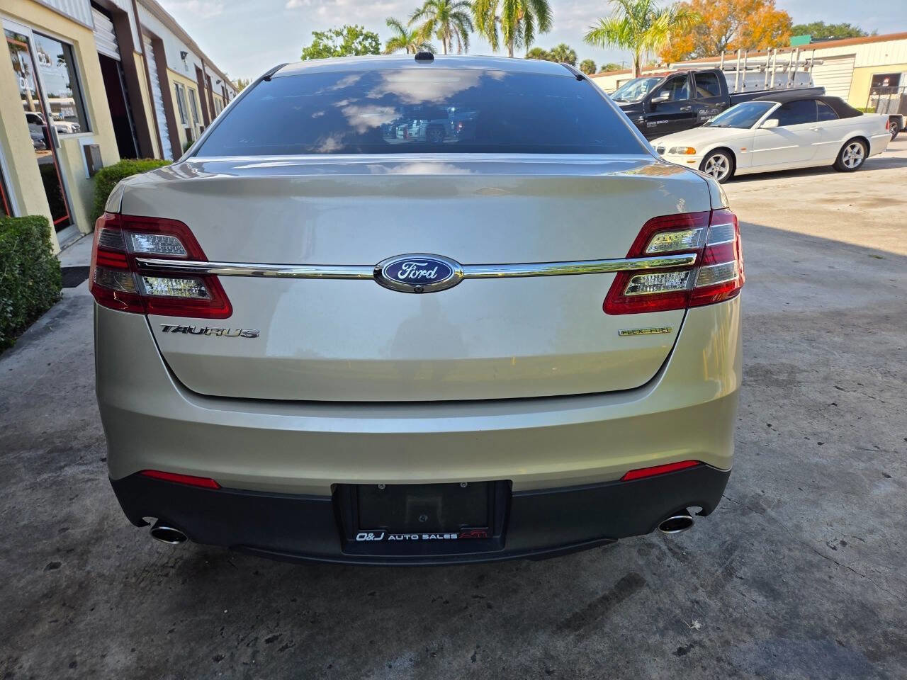 Used 2018 Ford Taurus SE FWD image 5