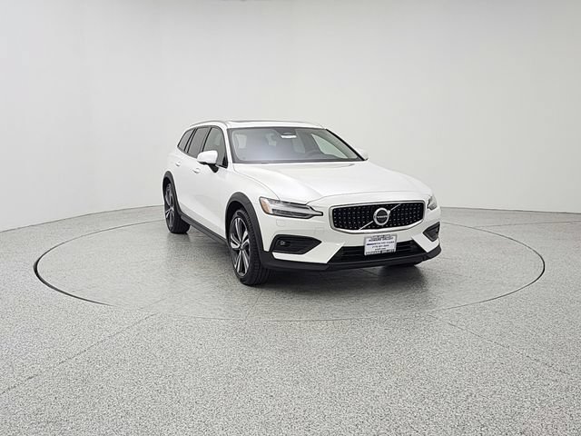 Certified 2025 Volvo V60 B5 Cross Country Plus AWD/4WD image 2