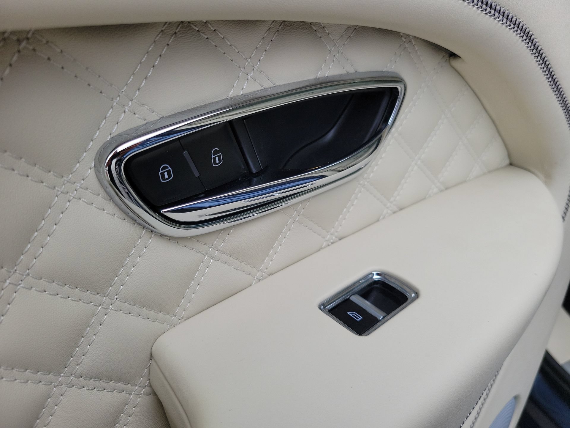 Certified 2022 Bentley Bentayga AWD/4WD image 16