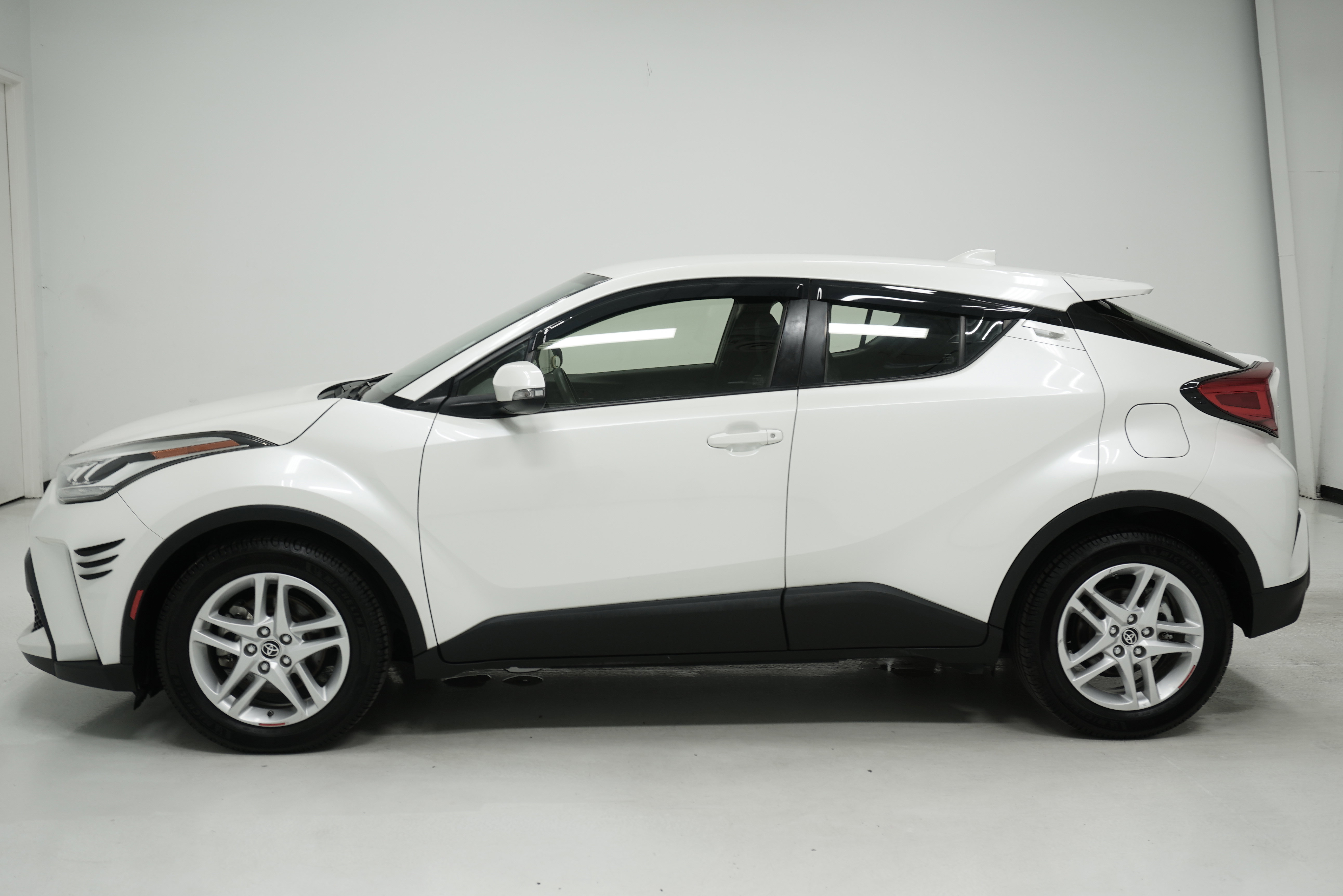 Used 2020 Toyota C-HR LE FWD image 7