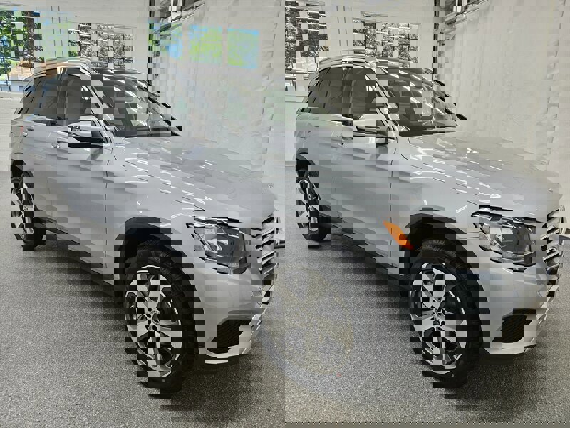 Used 2017 Mercedes-Benz GLC 300 4MATIC image 3
