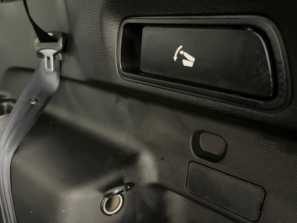 Used 2025 Mitsubishi Outlander SE image 39