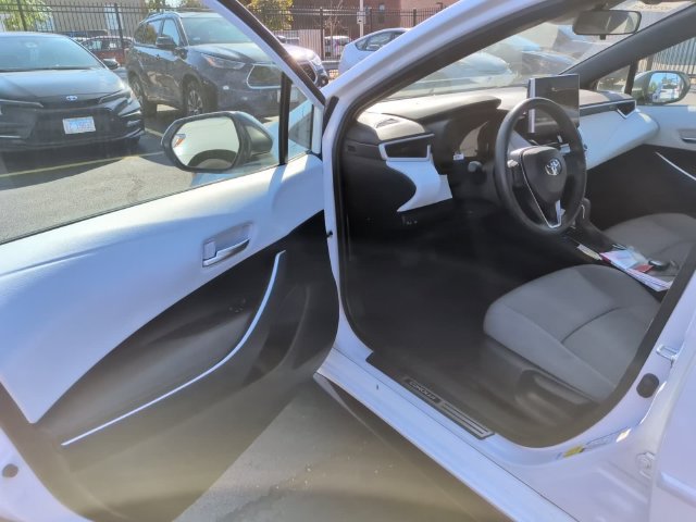 Used 2025 Toyota Corolla SE w/ SE Premium Package FWD image 11