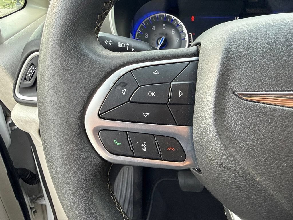 Used 2024 Chrysler Pacifica Touring-L FWD image 20