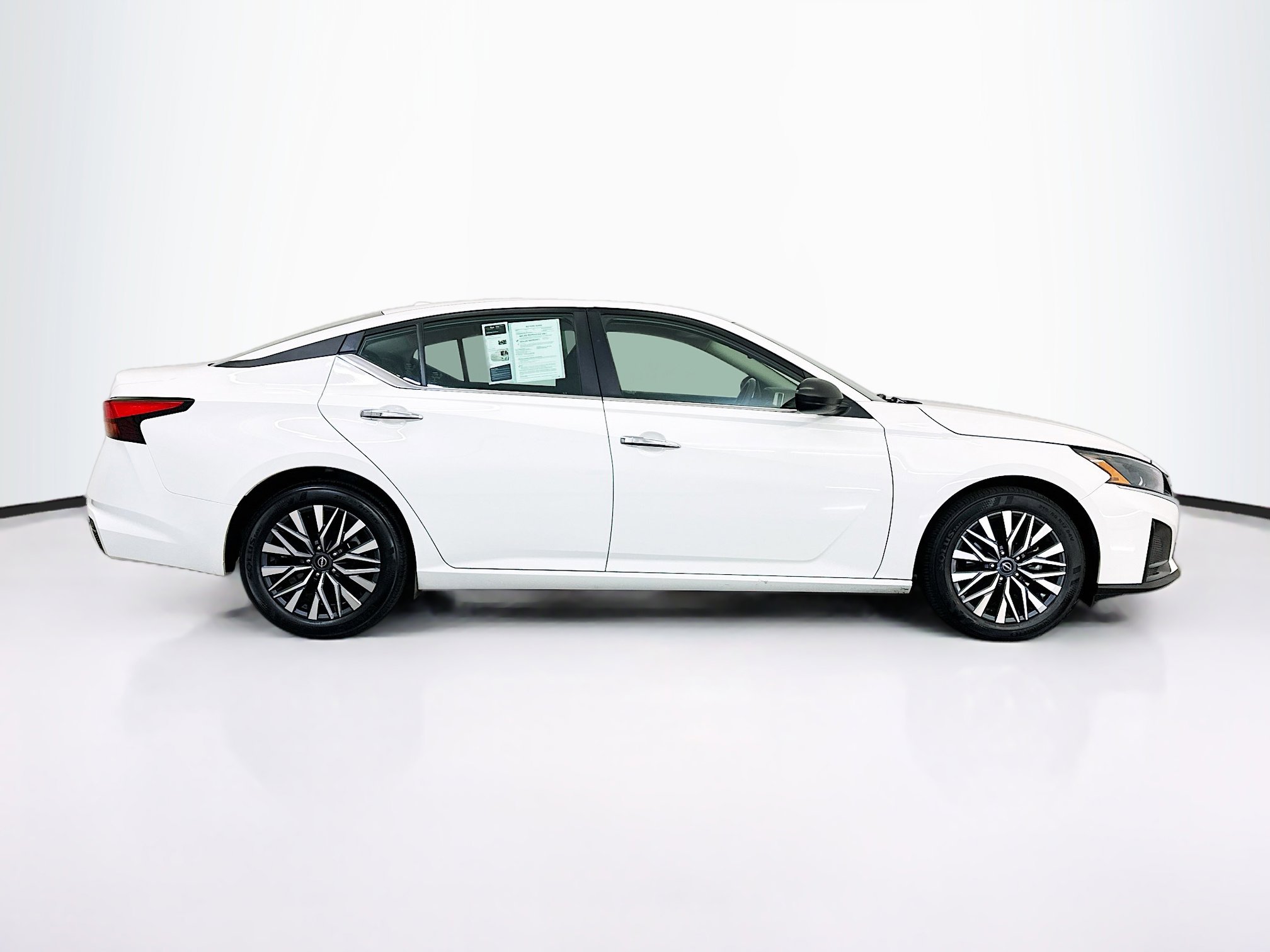 Used 2025 Nissan Altima 2.5 SV FWD image 10