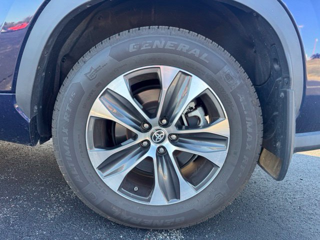 Used 2020 Toyota Highlander XLE AWD/4WD image 11