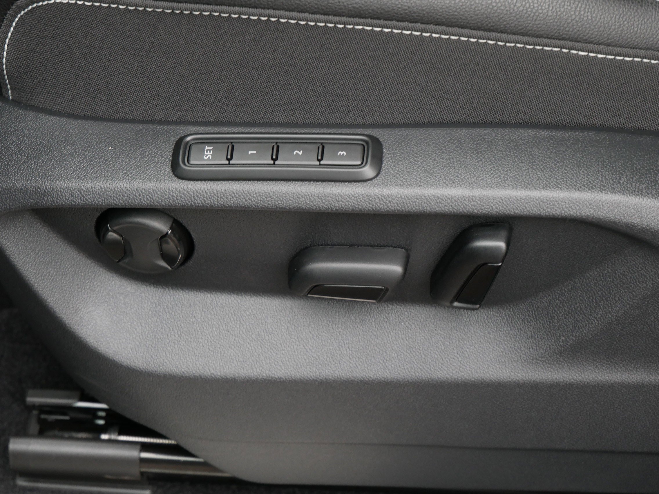 New 2026 Volkswagen Atlas Cross Sport SEL R-Line image 8