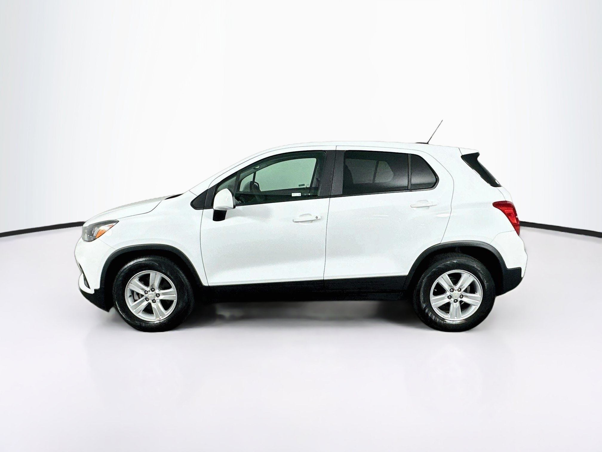 Used 2022 Chevrolet Trax LS w/ Tint and Cruise Package FWD image 4