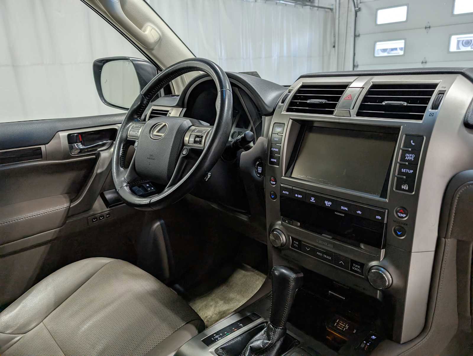 Used 2017 Lexus GX 460 image 33