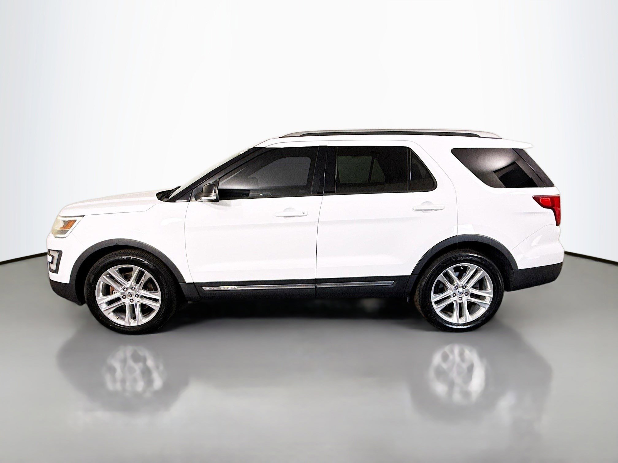 Used 2017 Ford Explorer XLT w/ Equipment Group 202A FWD image 6