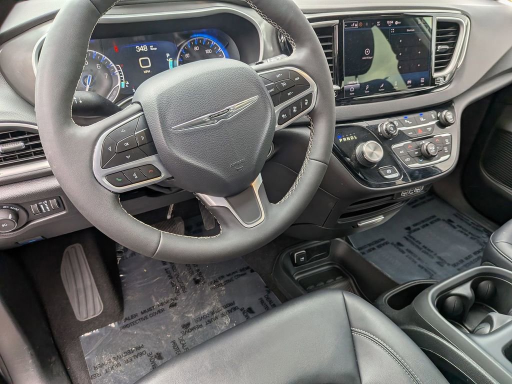 Used 2025 Chrysler Pacifica Select image 15