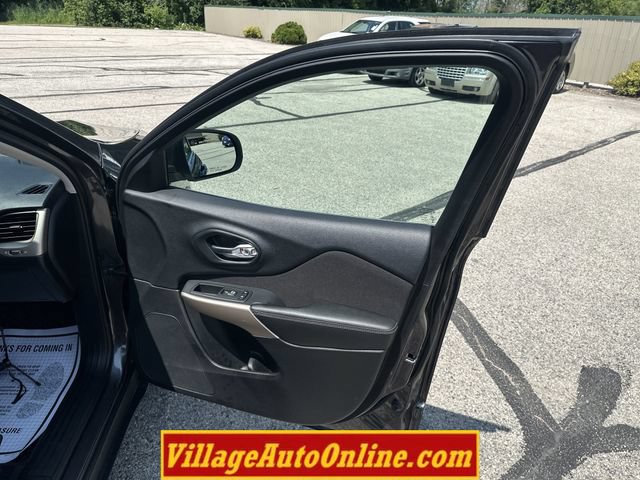Used 2017 Jeep Cherokee Latitude w/ Comfort/Convenience Group AWD/4WD image 36
