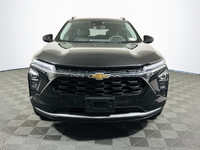 Used 2025 Chevrolet Trax LT FWD image 3