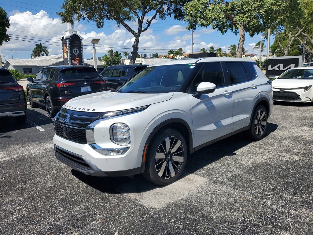 New 2025 Mitsubishi Outlander SE image 3